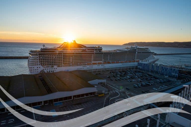 Bateau de croisière MSC au port de Marseille