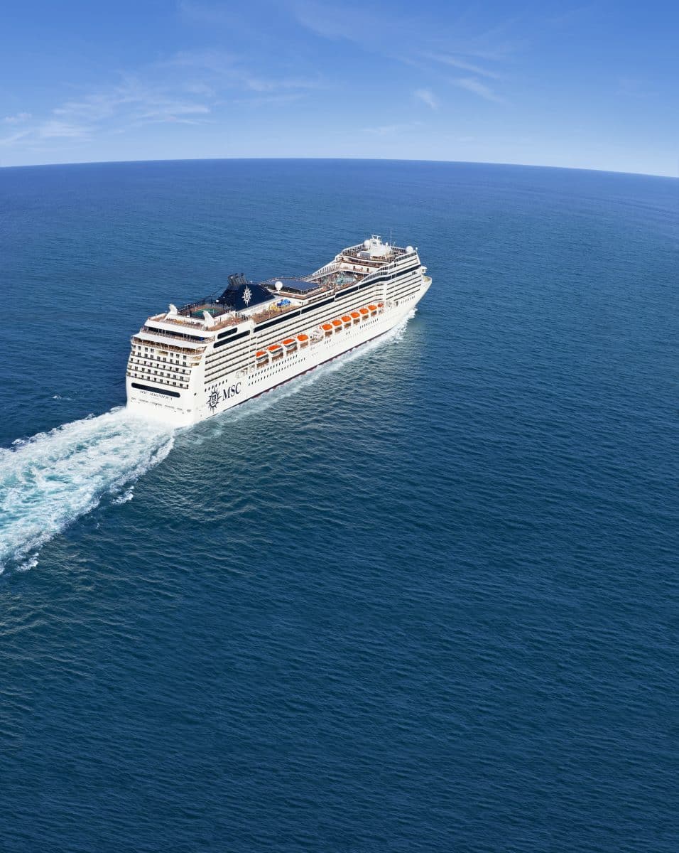 Vue arrière sur un bateau de croisière