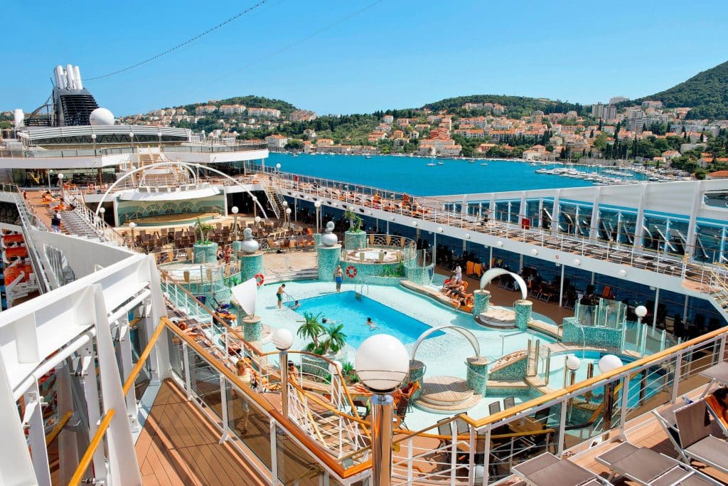 Piscine du pont supérieur du MSC Magnifica