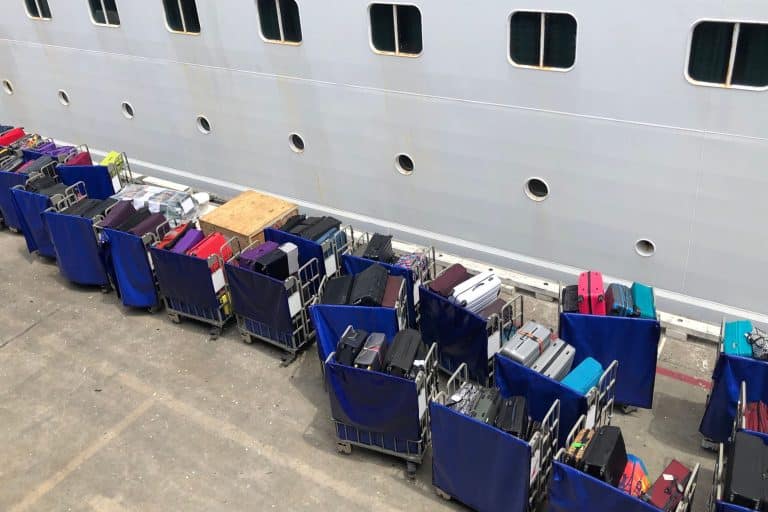 Plusieurs bagages de tailles différentes sur le quai d'embarquement d'un bateau de croisière