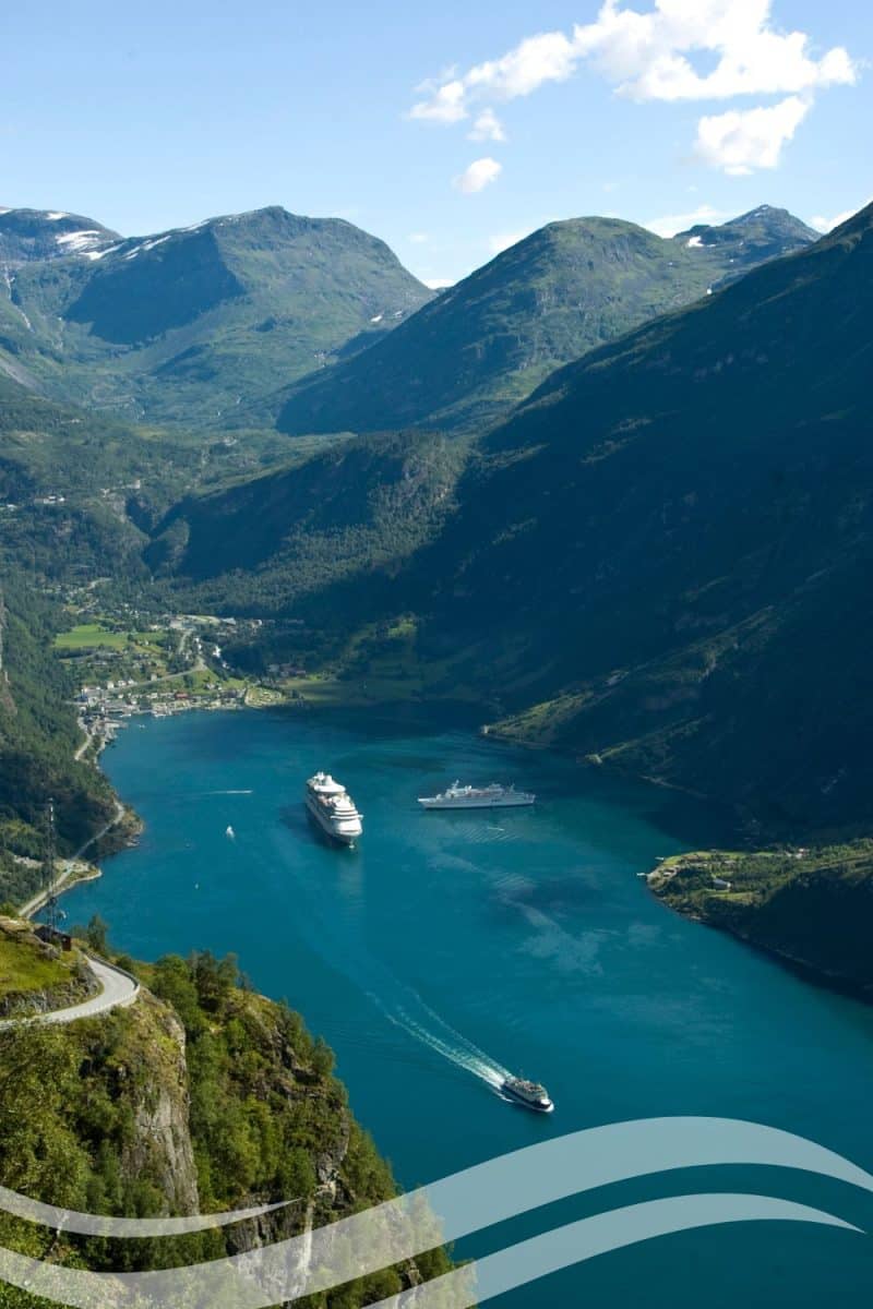 Plusieurs bateaux de croisière amarrés dans un port de Norvège