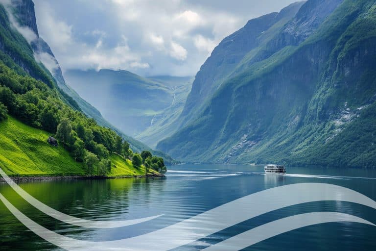 Petit bateau de croisière en Norvège dans les fjords