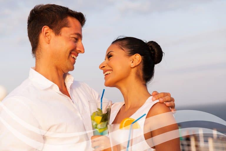 Couples avec des boissons lors d'une croisière