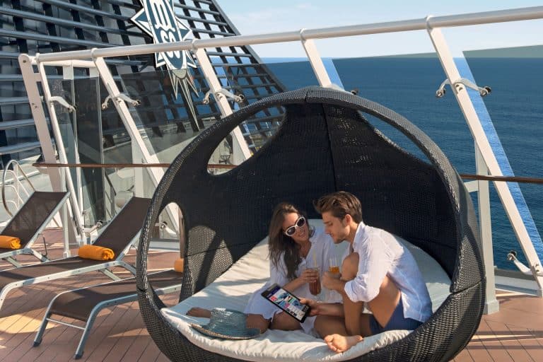 Couple qui utilise le wifi sur une bateau MSC