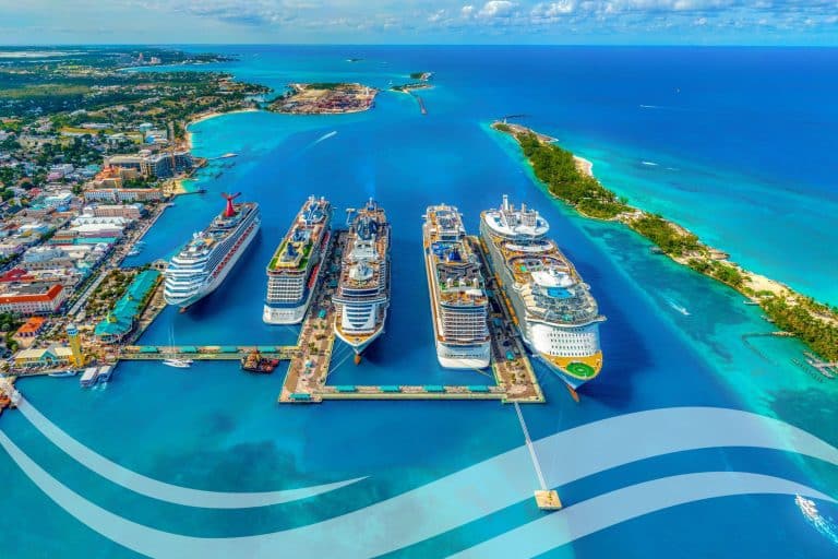 Plusieurs bateaux de croisière dans un port