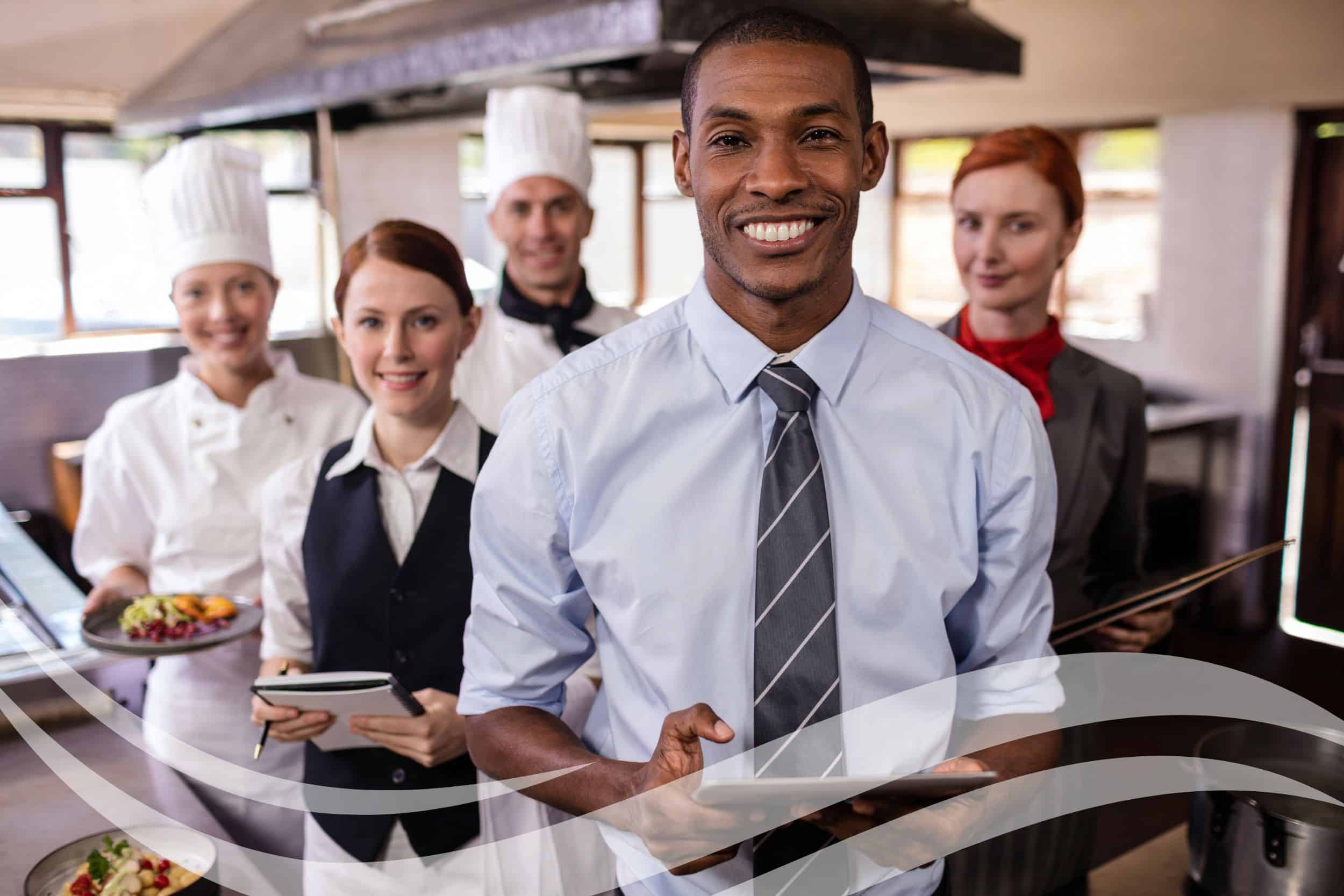 Travailler sur un bateau de croisière : postes, conditions et réalité du métier