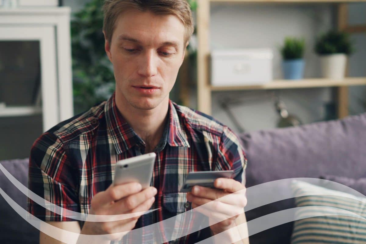 Homme qui consulte des tarifs de wifi